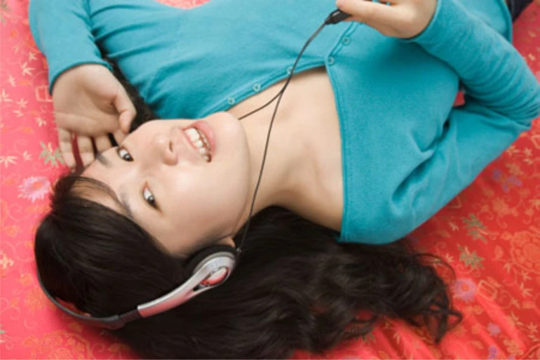 Nghe "tụng kinh, trì chú"